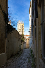 Vue sur la Cathédrale Saint-Pierre de Montpellier depuis une ruelle du centre historique de la ville (Occitanie, France)