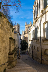 Vue sur la Cathédrale Saint-Pierre de Montpellier depuis une ruelle du centre historique de la ville (Occitanie, France)