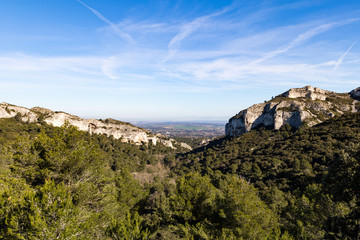 Fototapeta na wymiar Paysage du Plateau de la Caume, dans le parc naturel régional des Alpilles, à Saint-Rémy-de-Provence.