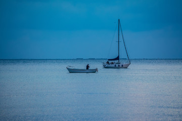 Obraz premium Boats under an overcast sky at sunset