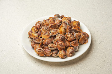 흰색 접시 위에 꼬막요리