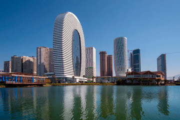Obraz premium New modern skyscrapers on the bank of a lake