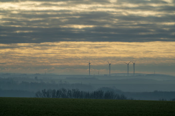 Windkraftr&auml;der am diesigen und abendlichen Horizont (fern) 