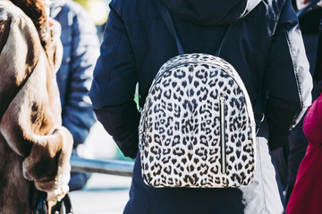 Femme portant un sac à dos à motif léopard