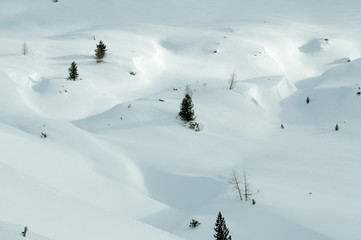 un bel paesaggio invernale in montagna