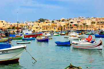 Fototapeta na wymiar Krajobraz nadmorski z widokiem na port w Marsaxlokk Malta