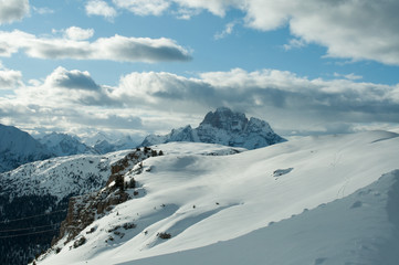 un bel paesaggio invernale in montagna