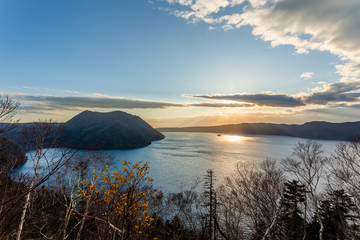 日本・北海道東部の国立公園、夕暮れの屈斜路湖
