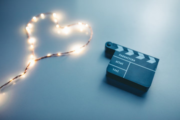 Passione per il videomaker, simbolo del cuore con ciak in miniatura per le riprese del cinema.
