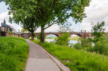 Trier, Römerbrücke, Mosel, Fluss, Moselbrücke, Brücke, Flussschifffahrt, Rheinland-Pfalz, Stadt, Altstadt, Spazierweg, Frühling, Deutschland