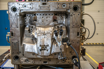metal mold for the production of plastic moldings for the automotive industry
