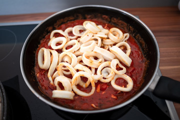 Meeresfrüchte, Shrimps, Kalamari, Tomatensauce © Michael