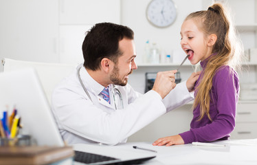 Fototapeta premium Male doctor and little girl