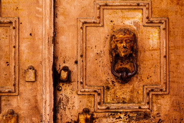 Antiguo portal en madera y metal con cerradura