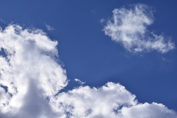 Wolken ziehen über den blauen Himmel
