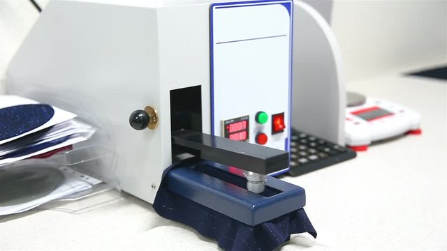 The device for determining the resistance of fabrics to mechanical wear tests samples of various fabrics