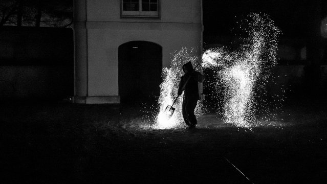 Silhouette im Funkenregen