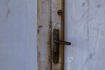 Antiguo portal en madera y metal con cerradura