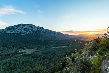 Lumière rasante du coucher de soleil sur le Pic Saint-Loup (Occitanie, France)