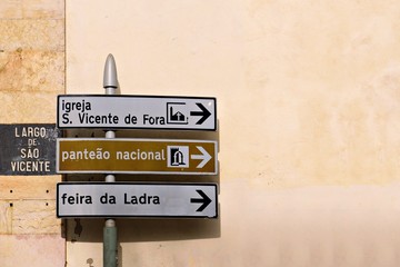 cartelli di segnaletica turistica nel quartiere Alfama, nella città di Lisbona in Portogallo © Simona Bottone