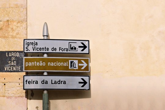 cartelli di segnaletica turistica nel quartiere Alfama, nella citt&agrave; di Lisbona in Portogallo