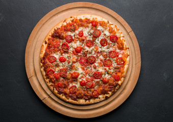 A delicious pizza with tomatoes.