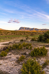 Face nord du Pic Saint-Loup, illuminée par le soleil couchant, dans un paysage quasi désertique de garrigue (Occitanie, France)