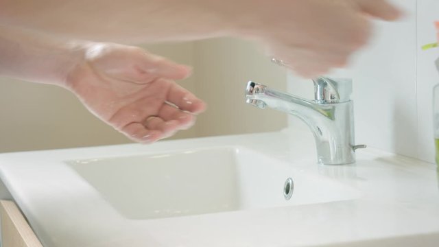Lavage de mains. Homme se lavant les mains avec pr&eacute;caution. Geste barri&egrave;re contre le coronavirus.