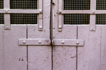 Antiguo portal en madera y metal con cerradura