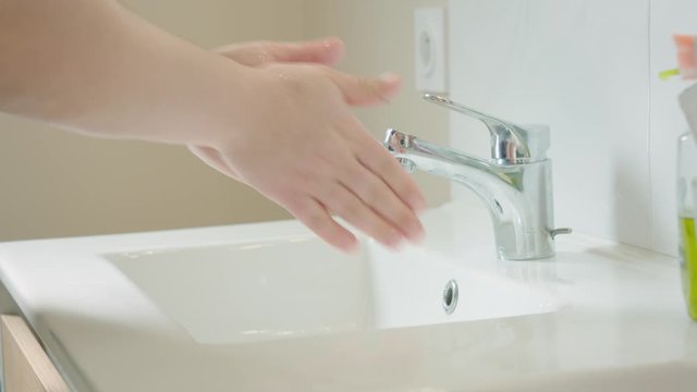Lavage de mains. Femme se lavant les mains avec pr&eacute;caution. Geste barri&egrave;re contre le coronavirus.