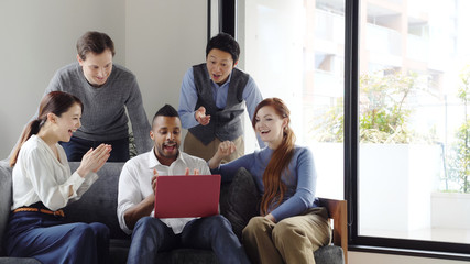 盛り上がる人々　グローバルコミュニケーション