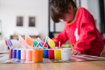 Atelier peinture à l'intérieur pendant le confinement lié au coronavirus