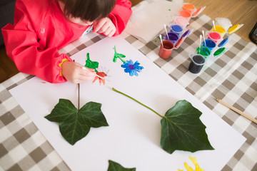 Atelier peinture à l'intérieur pendant le confinement lié au coronavirus