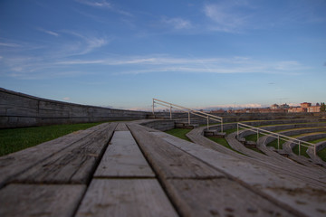 Obraz premium Wooden audience box with stairs and sunny sky in the background