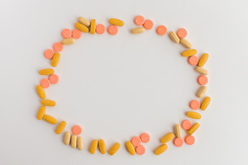 Obraz premium Healthy frame with Pharmaceutical medicine pills, tablets and capsules on bright light white background. Medicine creative concepts. medical pattern, top view, flat lay. Copy spac
