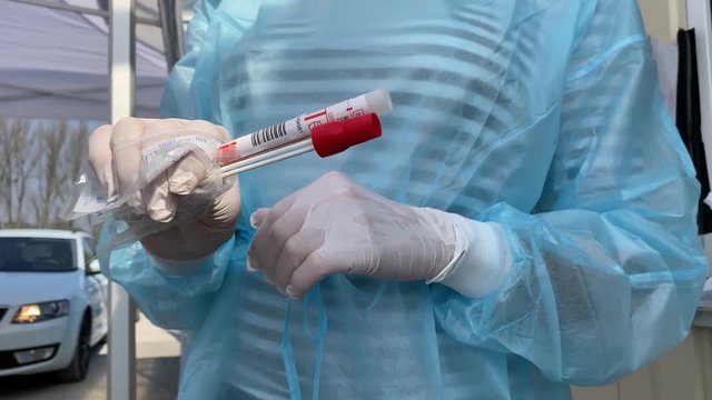 Arzt h&auml;lt einen Coronavirus Test in der Hand