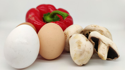 Rote Paprika mit Eier und Champignon Pilzen Close up
