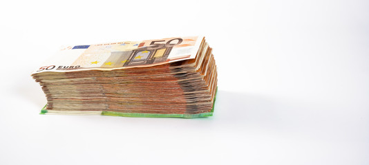 haufen euro bargeld fünziger und hunderter