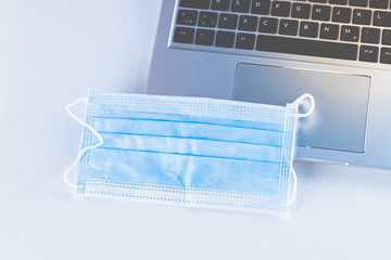 Home Office Medizin - PC mit Maske, Stethoskop, Schutz gegen Virus, Infektion. Diagnose und...