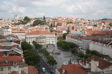 Fototapeta na wymiar Lissabon, Portugal: Blick über die Altstadt Baixa und den Platz Rossio (Praça dom Pedro IV) mit dem Nationaltheater