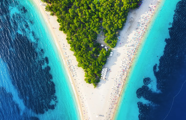 Croatie, île de Hvar, Bol. Vue aérienne panoramique au Zlatni Rat. Plage et mer depuis les airs. Lieu célèbre en Croatie. Paysage marin d& 39 été de drone. Voyage - image