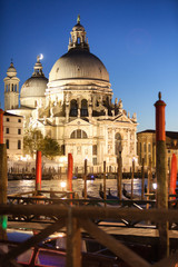 Venezia. Basilica della Salute di notte con gondole.
