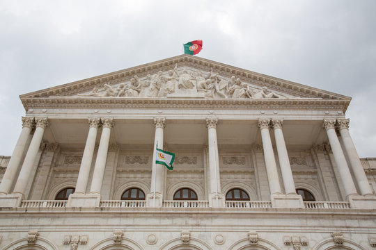 Lissabon, Portugal: Neoklassizistische S&auml;ulenfront am Giebel des Haupteingangs des Pal&aacute;cio de S&atilde;o Bento - Sitz des portugisischen Parlaments