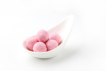 スノーボール クッキー 砂糖 菓子 ピンク 白背景