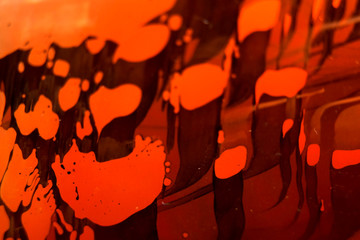 rotes Farbmuster auf Glas