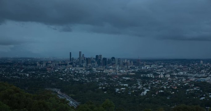 Zeitraffer einer Skyline w&auml;hrend eines Unwetters