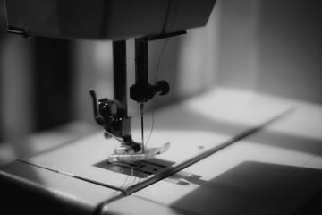 Plano detalle de una máquina de coser en blanco y negro