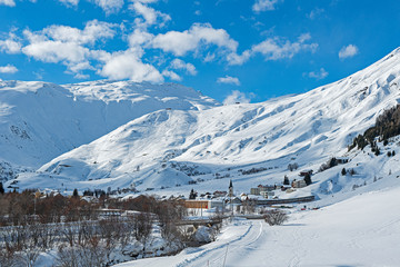 Fototapeta na wymiar Dorf Realp im Winter, Kt. Uri, Schweiz