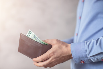 Polski nominał, banknot w portfelu trzymany w dłoni 