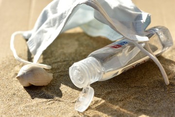Masque et gel hydro-alcoolique à la plage